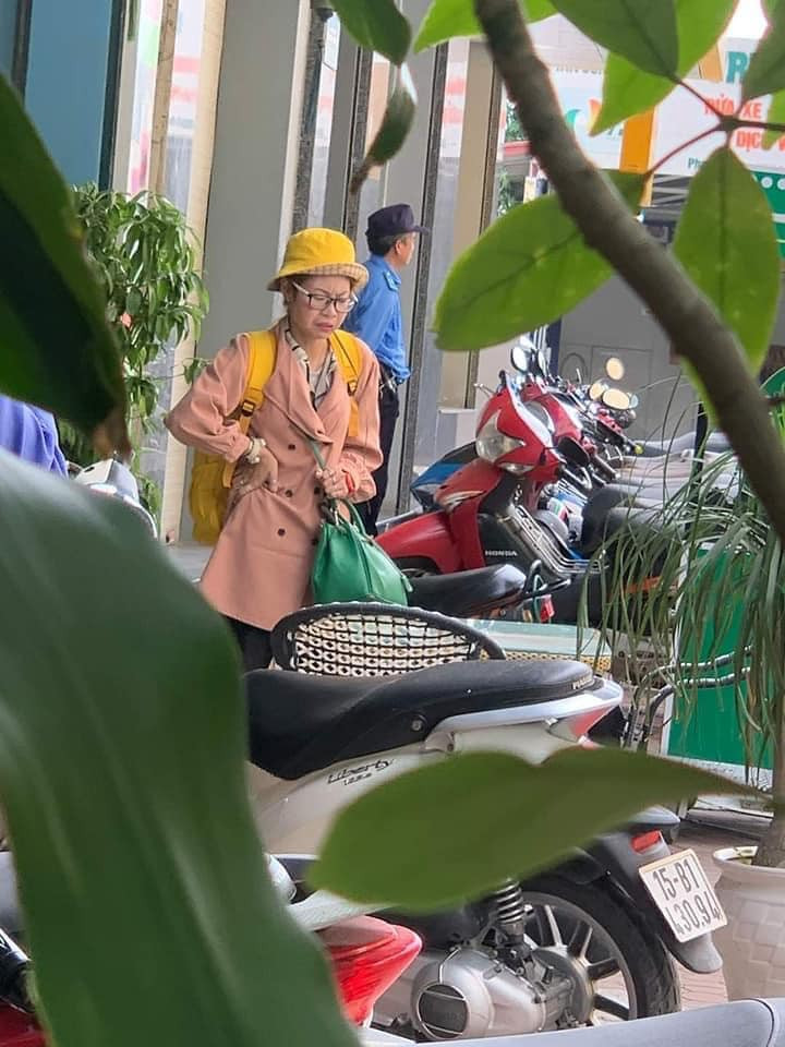 Cụ thể, nickname M.H.P bình luận: "Mỗi lần thấy bà này là mắc ngán, hết ăn quỵt giờ lại cầm dao dọa người. Cần phải giữ lại chứ cứ thả chạy khắp nơi như này loạn hết cả xã hội".