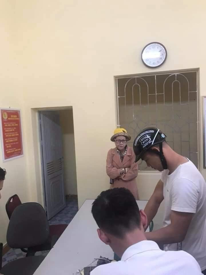 Sau vụ lộn xộn xảy ra, Bella được đưa về công an khu vực gần nhất để xử lý.