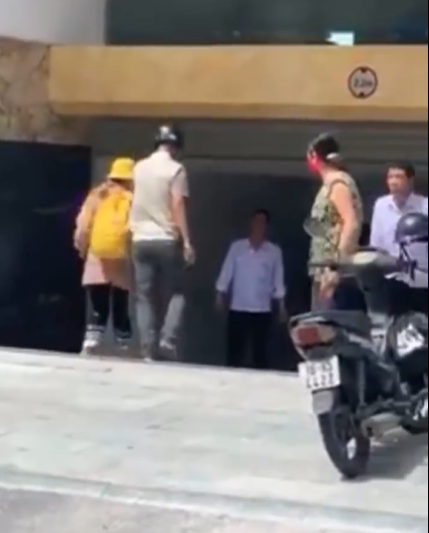 Sự việc chỉ dừng lại khi một người đàn ông chứng kiến sự việc lao tới, ghì lấy Bella và tước đi con dao.