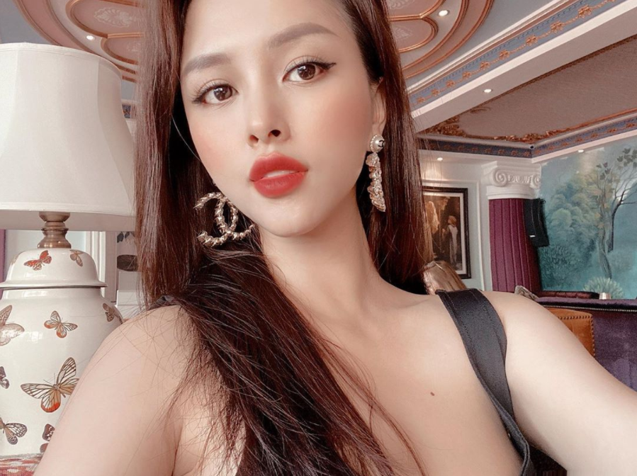 Trang Pilla từng không ít khoe vóc dáng bốc lửa trong những bộ cánh khá lộng lẫy.