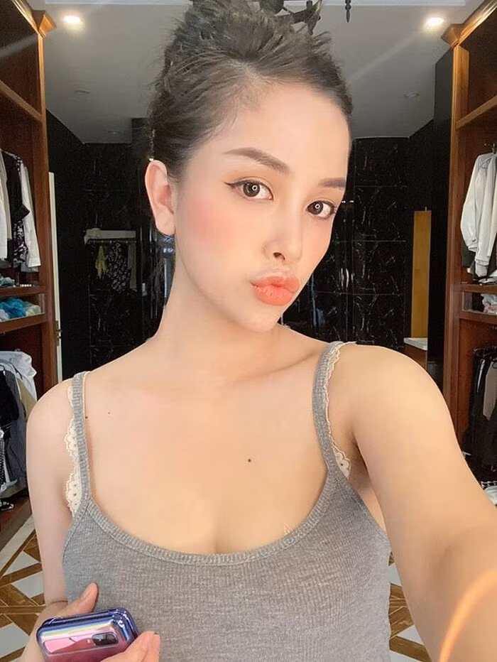 Chứng kiến bức ảnh quyến rũ của vợ, có lẽ ông xã Trang Pilla lúc này đang rất muốn "giấu" vợ đi không cho ai trông thấy, bởi nhan sắc của bà mẹ 2 con đã thực sự đến đẳng cấp đáng ngưỡng mộ.