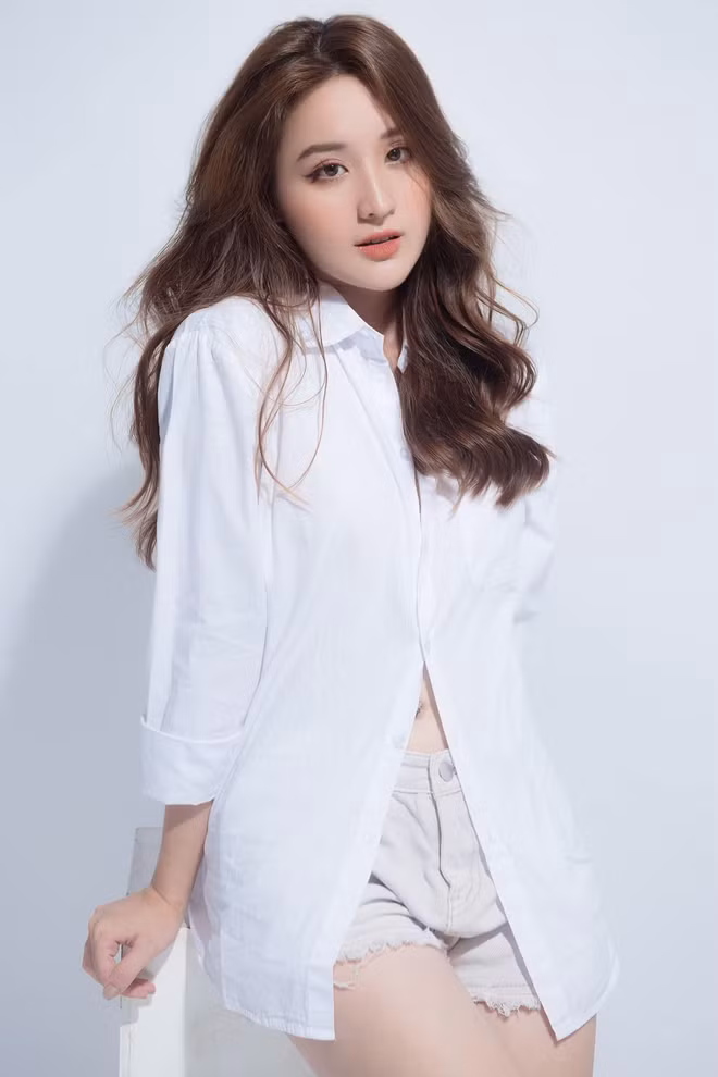 Chắc hẳn nhiều người còn nhớ, cách đây 2 năm hi vô tình lọt vào ống kính máy quay trên truyền hình 3 giây, hot girl Hà thành có tên Phạm Hoàng Linh ngay lập tức trở thành cái tên mà bao người muốn làm quen.