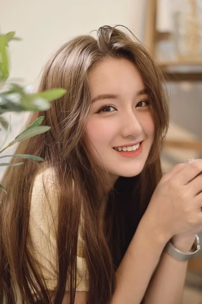 Bất ngờ nổi tiếng sau 1 đêm, mọi thông tin về Hoàng Linh đều được netizen truy lùm. Trong số đó, nhiều người tỏ ra bất ngờ khi biết gái xinh 10X có niềm đam mê với võ thuật mà cụ thể là bộ môn "Muay Thái"