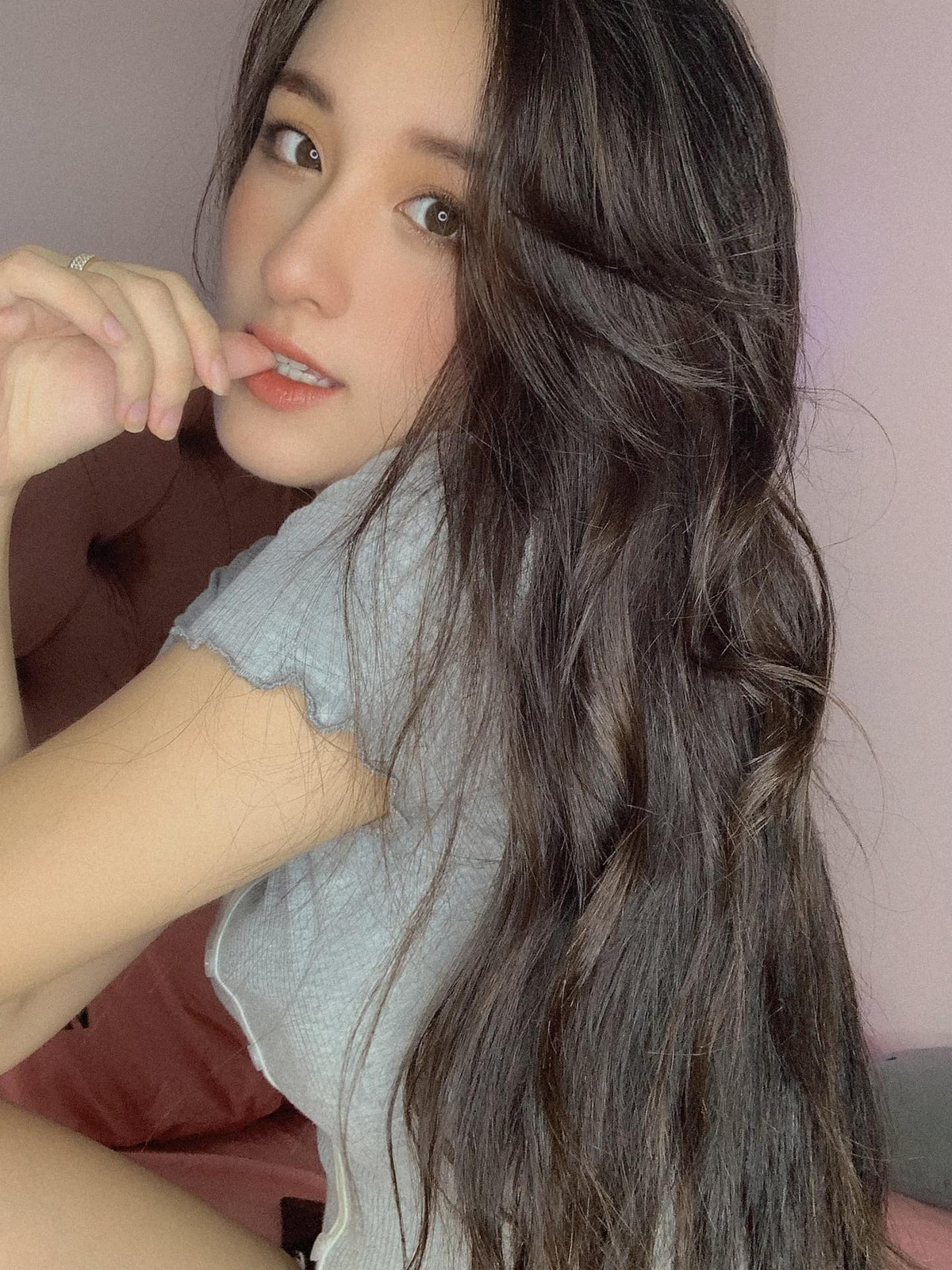 Yêu thích thể thao, đặc biệt là bóng đá, là một fangirl trung thành của CLB Hà Nội, do đó Hoàng Linh thường dành nhiều thời gian ra sân cổ vũ các cầu thủ thi đấu. Cô gái trẻ không ngờ niềm đam mê thể thao lại giúp cô nổi tiếng theo một cách hết sức tình cờ. Cũng chính sở thích này đã thôi thúc gái xinh Hà thành trở thành một biên tập viên thể thao.