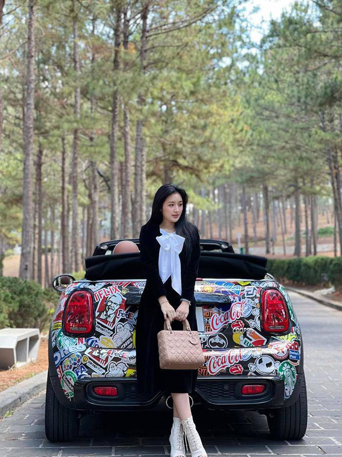 Là một cô gái mảnh mai nhưng Hoàng Linh chọn bộ môn mạnh mẽ như Muay Thái bởi: "Thứ nhất, tính mình là một người có cá tính mạnh mẽ nên rất thích tập môn thể thao mạnh nào đó, vừa xả stress vừa khỏe đẹp. Thứ 2, mình không chọn gym mà chọn Muay vì muốn bản thân có kỹ năng tự vệ, là con gái thì cũng nên cần có phòng vệ trước sự nguy hiểm của bản thân".