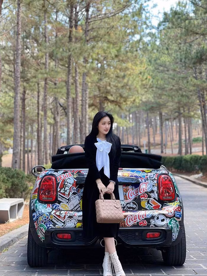 Là một cô gái mảnh mai nhưng Hoàng Linh chọn bộ môn mạnh mẽ như Muay Thái bởi: "Thứ nhất, tính mình là một người có cá tính mạnh mẽ nên rất thích tập môn thể thao mạnh nào đó, vừa xả stress vừa khỏe đẹp. Thứ 2, mình không chọn gym mà chọn Muay vì muốn bản thân có kỹ năng tự vệ, là con gái thì cũng nên cần có phòng vệ trước sự nguy hiểm của bản thân".