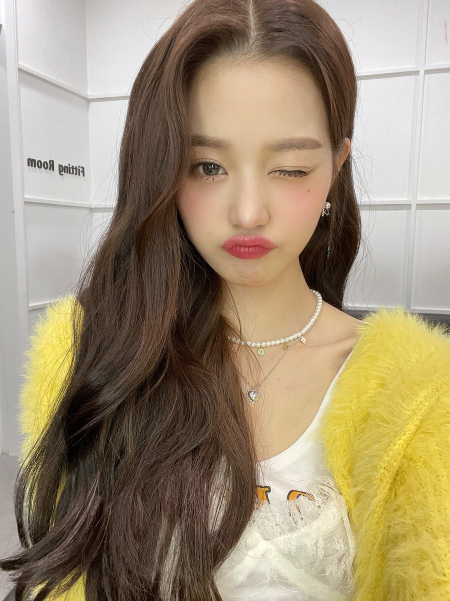 Nhờ vậy, các stylist nhà Starship Entertainment chọn cho Won Young những trang phục ngắn, khoe trọn lợi thế đôi chân dài.