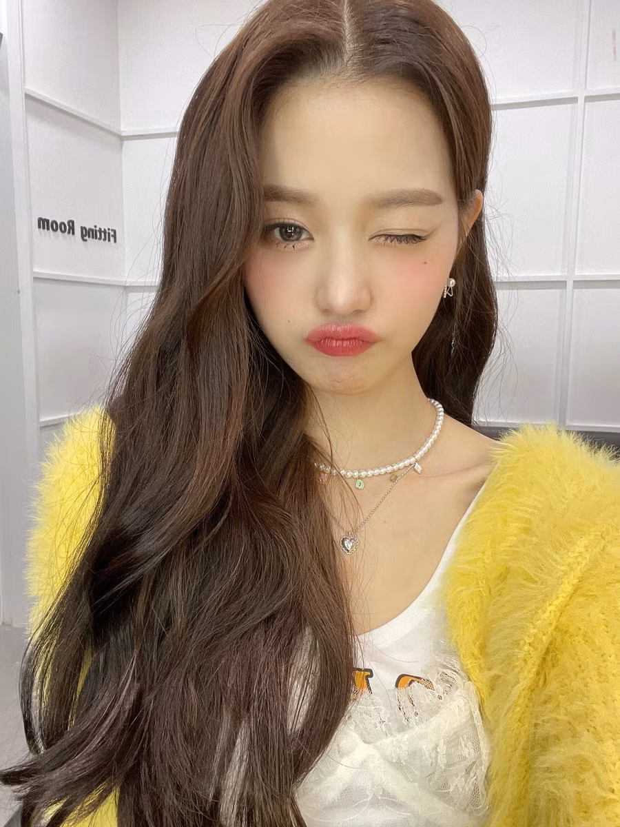 Nhờ vậy, các stylist nhà Starship Entertainment chọn cho Won Young những trang phục ngắn, khoe trọn lợi thế đôi chân dài.