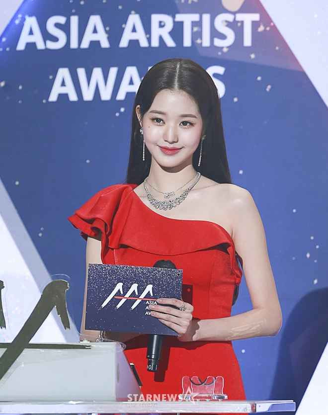 Được người hâm mộ biết đến với vai trò thực tập sinh của chương trình sống còn Produce 48, Jang Won Young nhận về những lời đánh giá rất cao về ngoại hình.