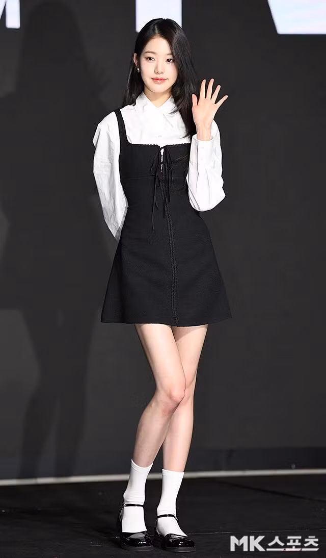 Mới đây, trên MXH, netizen đã chia sẻ lại một đoạn clip Jang Won Young dẫn sóng cho một sự kiện âm nhạc, nhanh chóng trở thành đề tài được nhiều người quan tâm nhờ đôi chân dài miên man có số đo 110 cm.