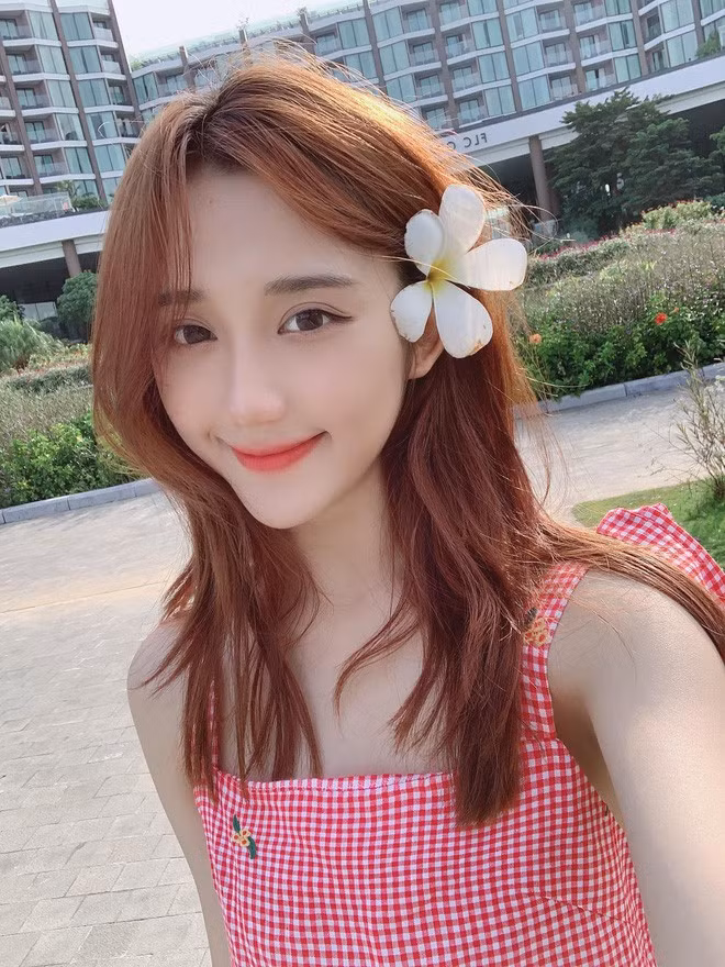 Mina Young khá kín tiếng trong chuyện tình cảm, dù xung quanh nữ streamer sinh năm 1999 có rất nhiều chàng trai theo đuổi.