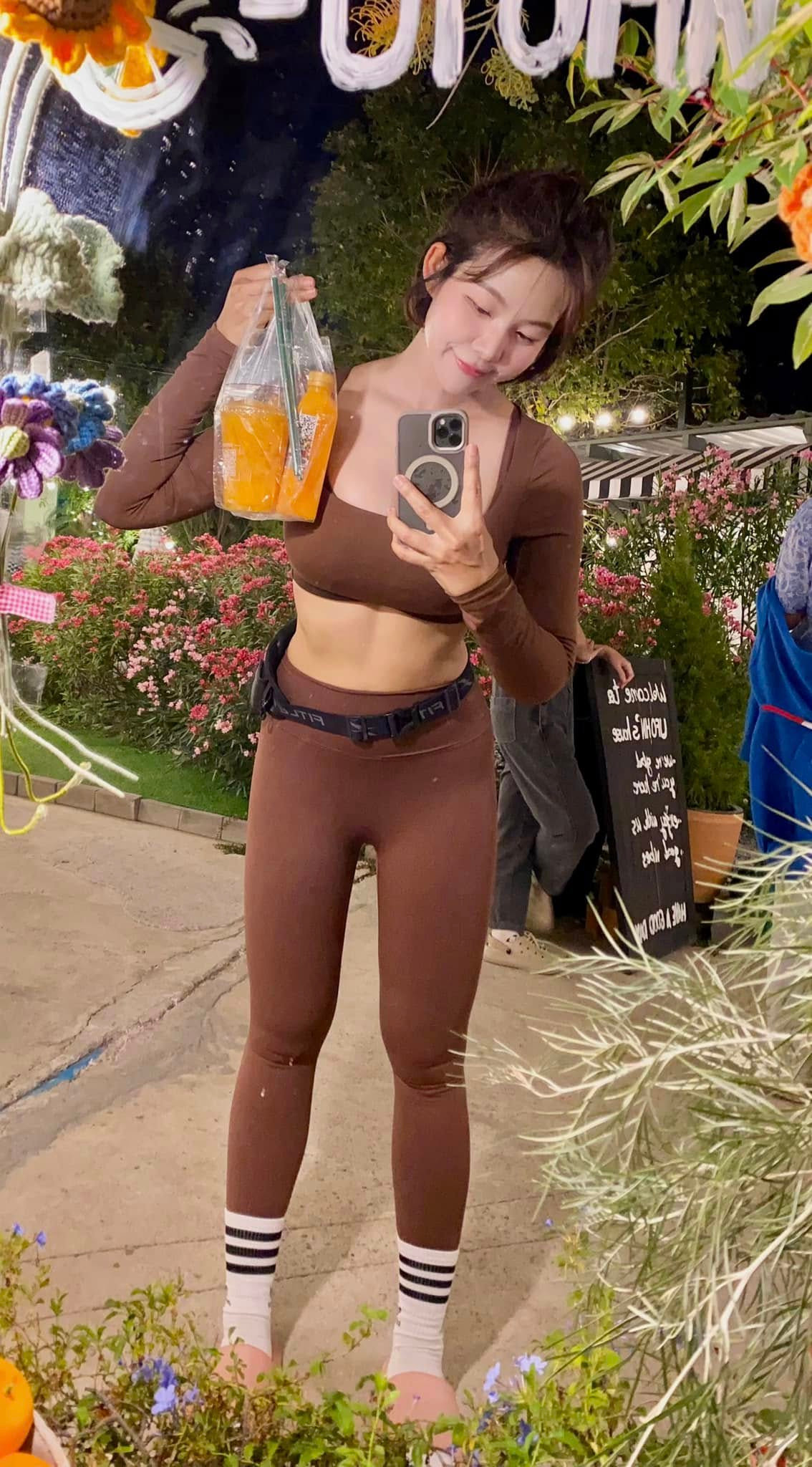 Với gần 120.000 người theo dõi trên Instagram, Anny tạo ấn tượng với nhan sắc rạng ngời và vóc dáng nóng bỏng, và cô còn truyền cảm hứng về lối sống cân bằng.