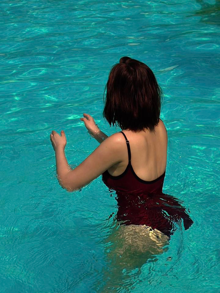 Việt Phương Thoa nhận được nhiều khen ngợi với gương mặt xinh đẹp cùng body nóng bỏng. Cô vẫn cuốn hút không kém bởi vẻ ngoài gợi cảm, làn da trắng, gương mặt ưa nhìn.