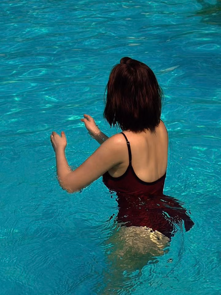 Việt Phương Thoa nhận được nhiều khen ngợi với gương mặt xinh đẹp cùng body nóng bỏng. Cô vẫn cuốn hút không kém bởi vẻ ngoài gợi cảm, làn da trắng, gương mặt ưa nhìn.