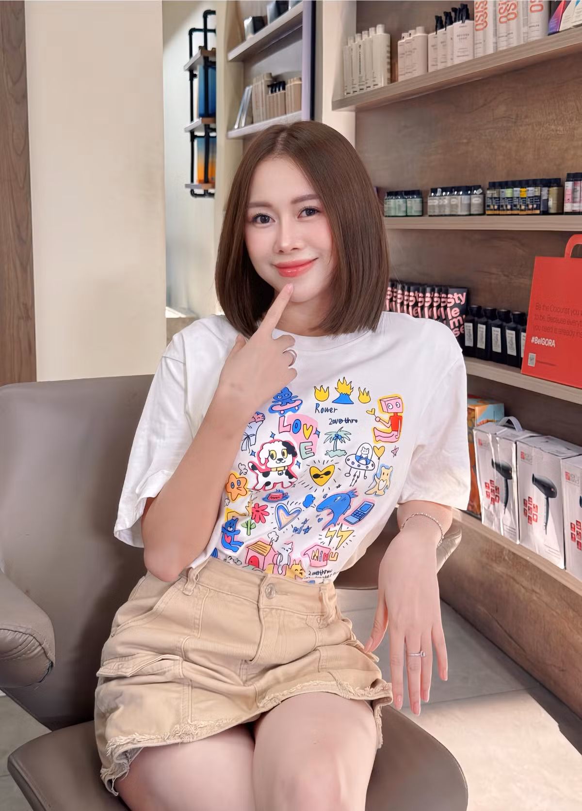 Việt Phương Thoa cũng từng gây chú ý về nhan sắc khi xuất hiện trên một chương trình truyền hình. Nhanh chóng, diện mạo khi lên tivi của cô nhận được sự quan tâm lớn từ công chúng.