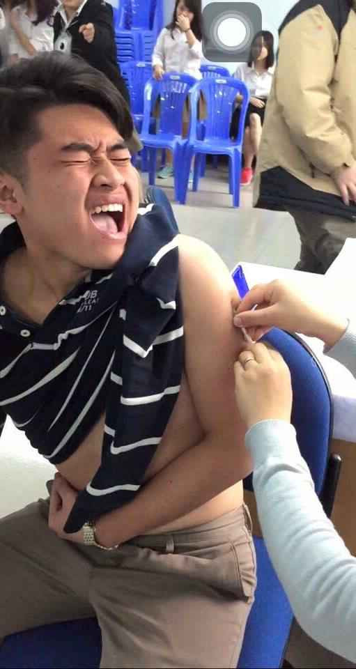 Dù được mệnh danh là phái mạnh nhưng các anh con trai vẫn sợ tiêm chủng như thường.