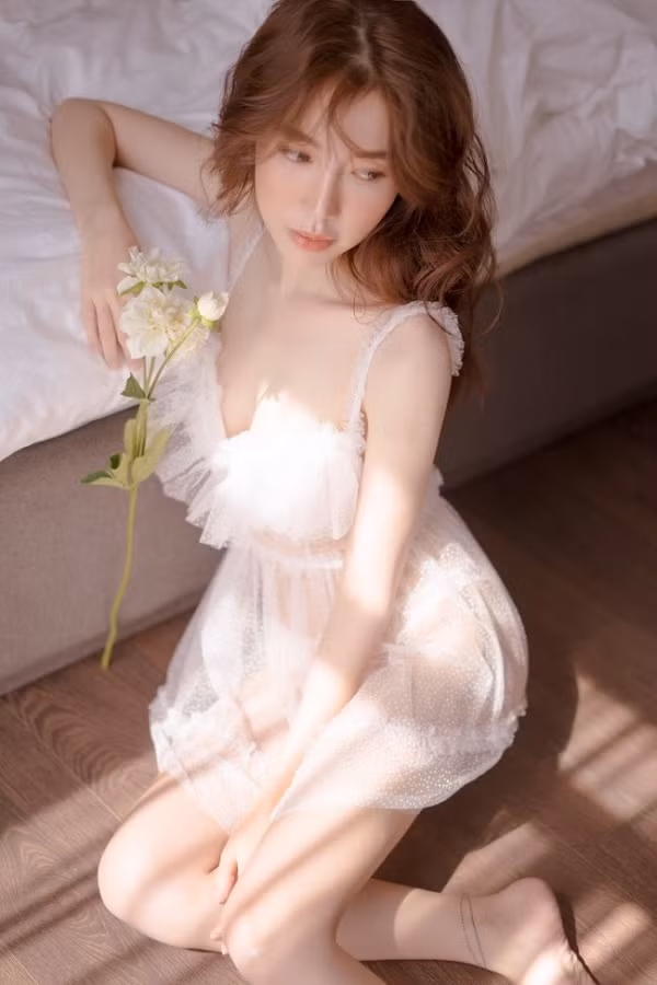 Nổi tiếng với danh hiệu hot girl đời đầu ở Sài thành với phong cách quyến rũ, những chiếc váy ngủ mong manh là thiết kế không thể thiếu trong tủ đồ của Elly Trần.