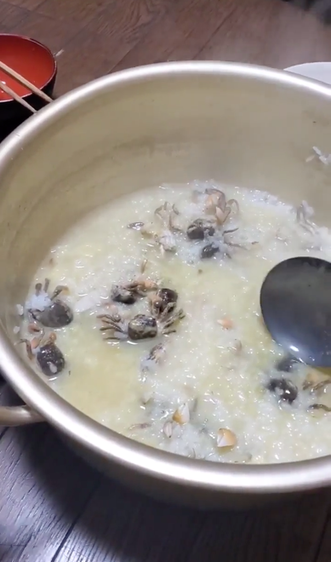 Thay vì giã nhỏ phần thịt cua, anh bạn vui tính kia… để nguyên con còn cả vỏ cho vào nồi.