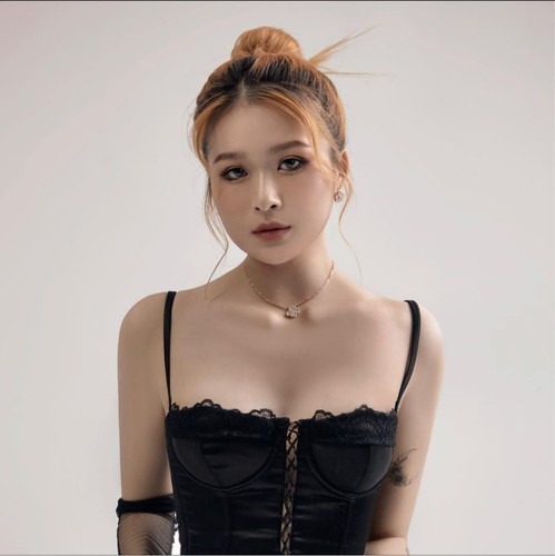 Những màn diện trang phục gợi cảm, khoe dáng táo bạo xuất hiện khá nhiều trên trang cá nhân của Chao thời gian gần đây, khác hẳn với phong cách kín đáo trước kia của cô nàng.