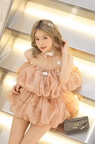 Được biết, Chao đang có kỳ nghỉ hè ở Việt Nam. Sắp tới, cô sẽ quay lại Mỹ du học tại trường Đại học New York với mức học phí hơn 1,8 tỷ đồng mỗi năm.