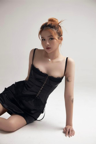 Với làn da trắng, Chao không ngại trải nghiệm đa dạng phong cách.