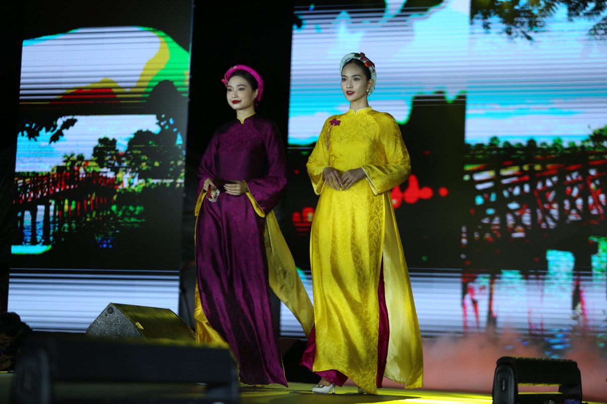 Đáng chú ý trong chương trình là bộ sưu tập áo dài mang tên "Chốn Kinh Kỳ" của NTK Dũng Nguyễn.