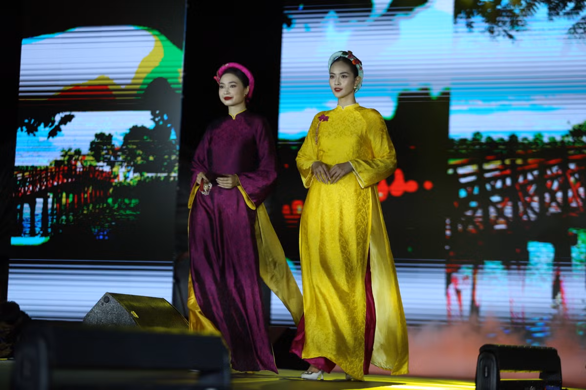 Đáng chú ý trong chương trình là bộ sưu tập áo dài mang tên "Chốn Kinh Kỳ" của NTK Dũng Nguyễn.