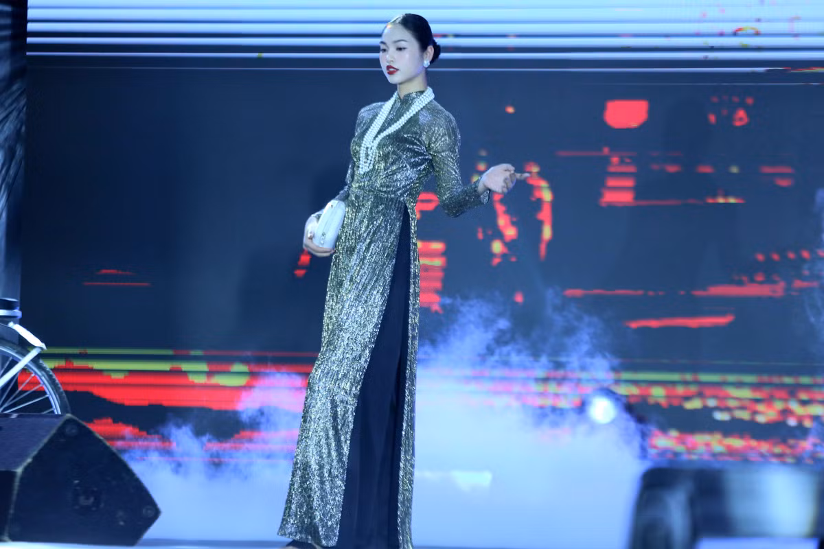 Bên cạnh những màn trình diễn áo dài theo dòng chảy thời gian, chương trình có sự xuất hiện của nhiều ca khúc mang âm hưởng hiện đại về tình yêu, hạnh phúc lứa đôi do các ca sỹ, nghệ sỹ nổi tiếng biểu diễn.