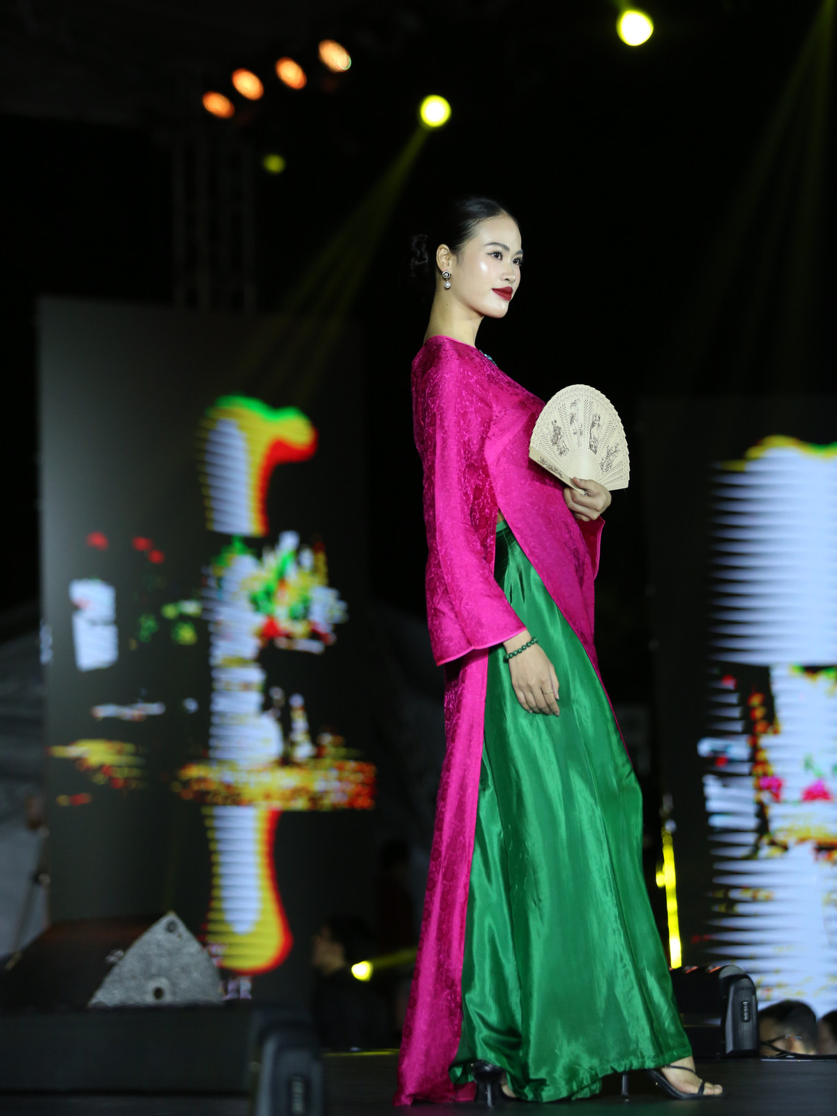 Đồng thời, chương trình cũng thúc đẩy các ngành và lĩnh vực liên quan đến du lịch, văn hóa cùng phát triển, bảo tồn giá trị văn hóa truyền thống cũng như tạo cơ hội quảng bá, giao lưu, hợp tác giữa các doanh nghiệp du lịch của Hà Nội với nghệ nhân, nhà thiết kế thời trang áo dài.