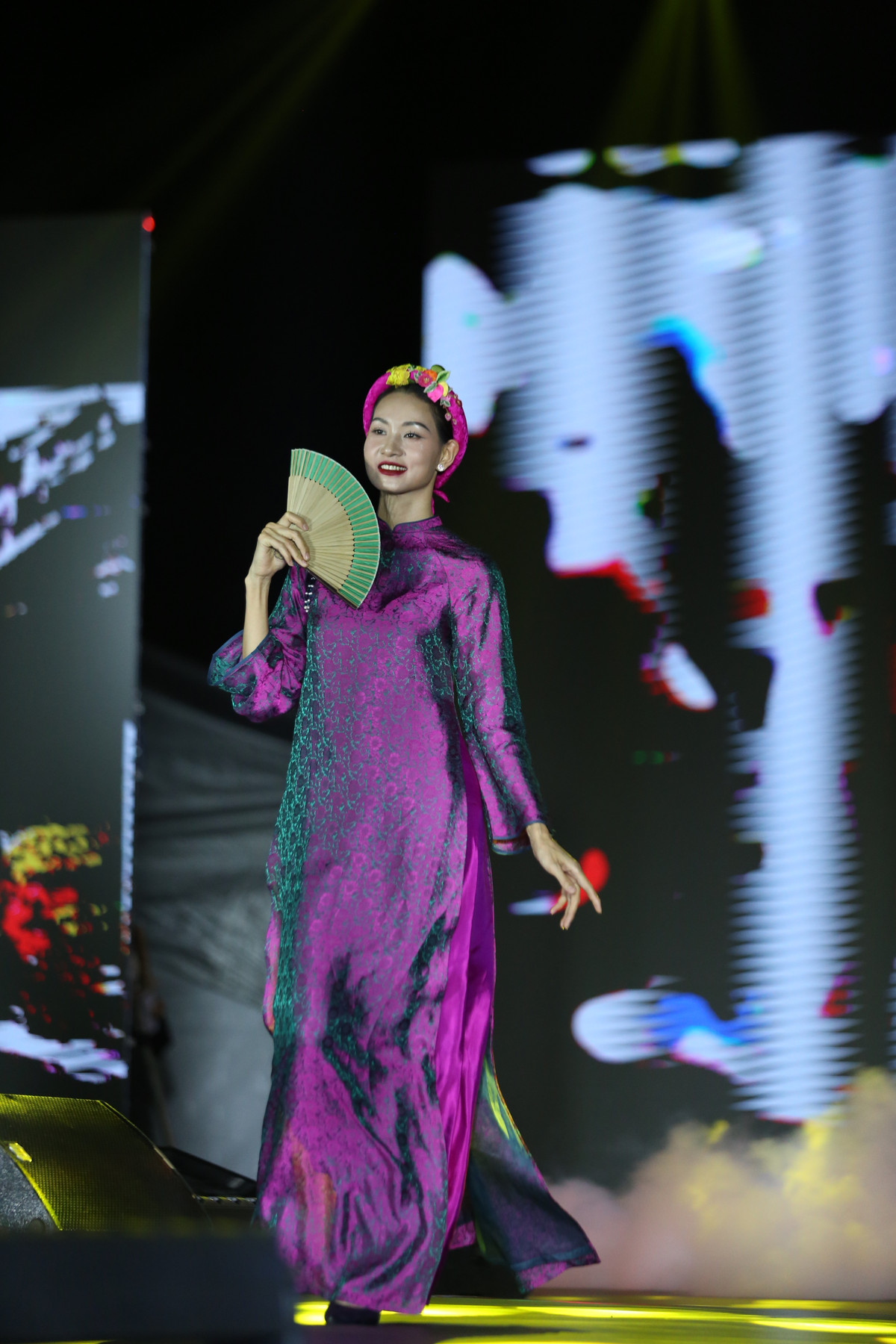 50 thiết kế đặc sắc khai thác những chất liệu lụa là gấm vóc truyền thống Việt Nam, kết hợp cùng kỹ thuật thêu đính cầu kỳ, chi tiết và khéo léo làm điểm nhấn trên những tà áo dài, không nằm ngoài mong muốn gìn giữ và phát triển quốc phục Việt Nam.