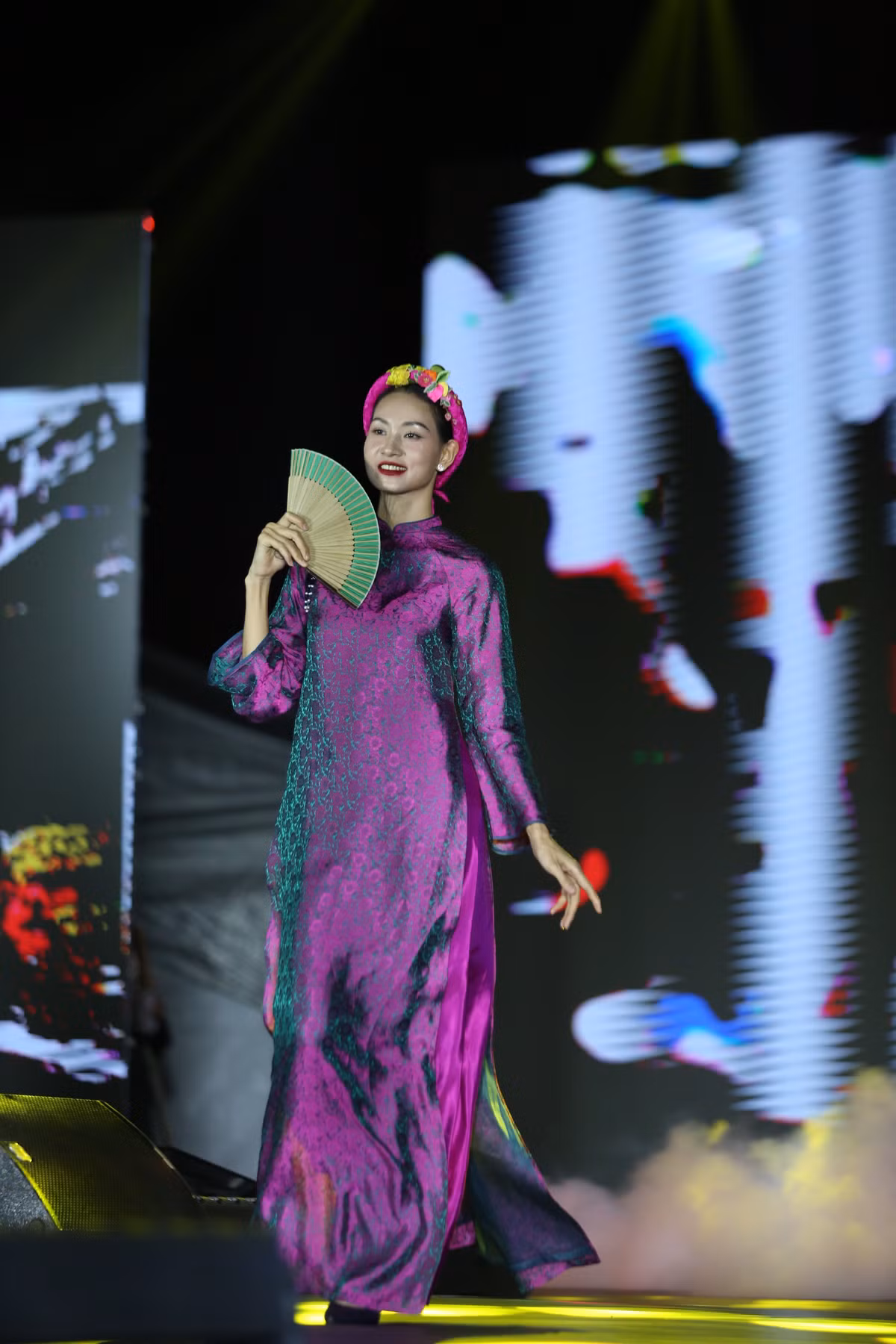 50 thiết kế đặc sắc khai thác những chất liệu lụa là gấm vóc truyền thống Việt Nam, kết hợp cùng kỹ thuật thêu đính cầu kỳ, chi tiết và khéo léo làm điểm nhấn trên những tà áo dài, không nằm ngoài mong muốn gìn giữ và phát triển quốc phục Việt Nam.