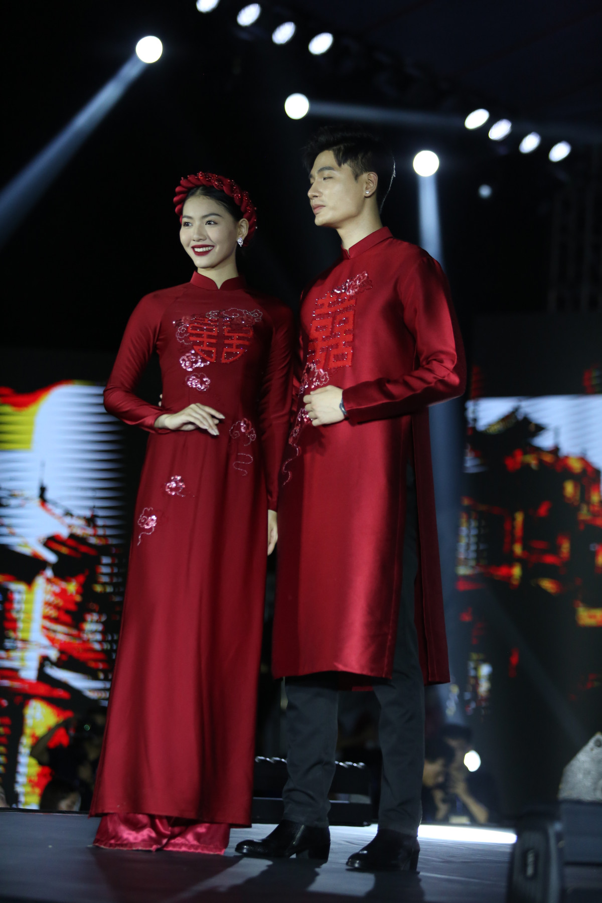 Bên cạnh đó, BST áo dài của NTK Dũng Nguyễn đã đưa vào những giá trị thời trang mới mẻ bằng tâm huyết làm nghề lâu năm và những xúc cảm về mảnh đất ngàn năm văn hiến.