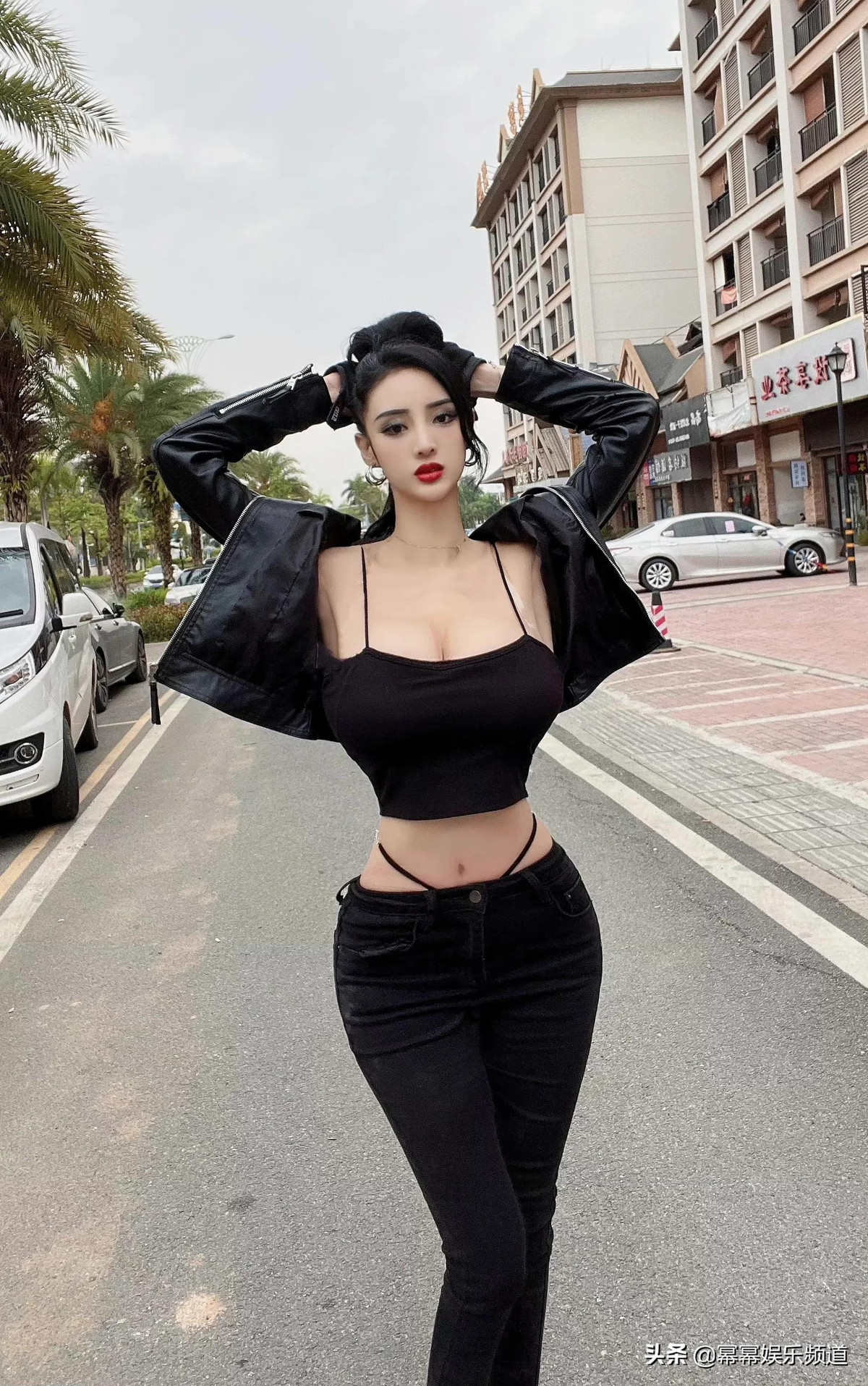 Bên cạnh đó, đôi chân "hái ra tiền" được Wu Chun Yi chăm sóc kỹ càng. Cô thường dành từ 10-15 phút mỗi ngày ngâm và massage chân.