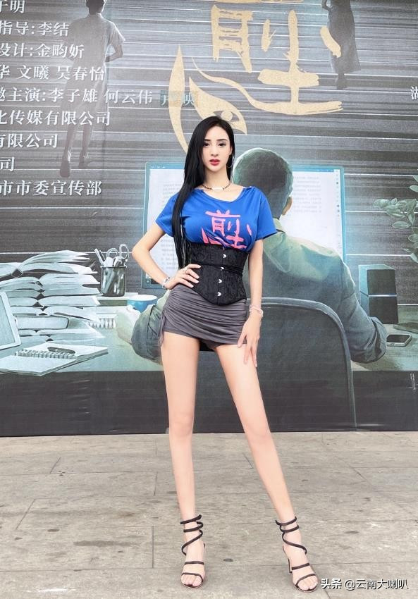 Ngoài ra, Wu Chun Yi cũng chú trọng việc tẩy da chết cho da, sau đó dùng các sản phẩm dưỡng da body được căng bóng, trắng mịn.