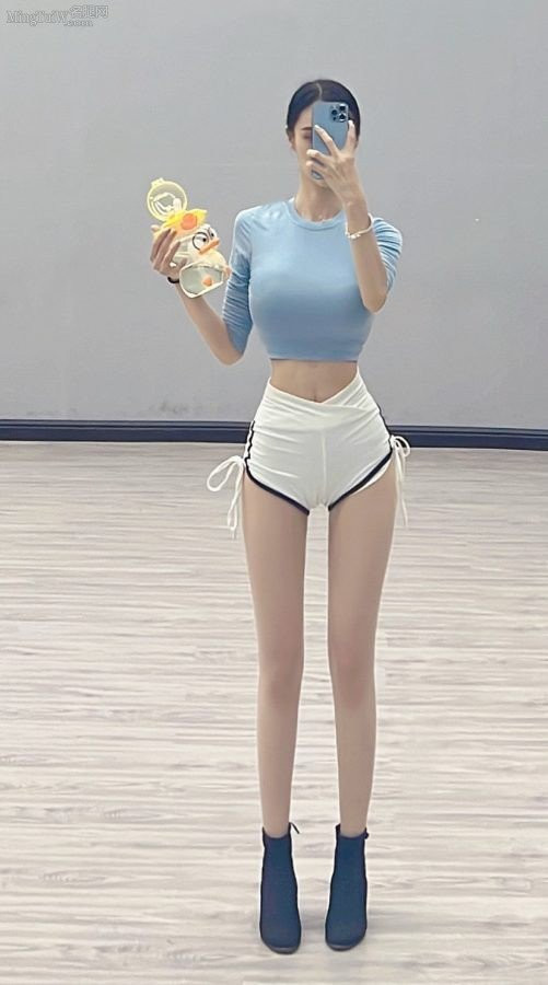 Hot girl Trung Quốc này cũng từng đăng quang cuộc thi Quán quân Hoa hậu Đại lục Trung Quốc lần thứ 32 năm 2020 và được mệnh danh là "Người mẫu xe hơi có đôi chân dài đẹp nhất Trung Quốc". Cô sở hữu trang Weibo cá nhân hơn 4 triệu người theo dõi.