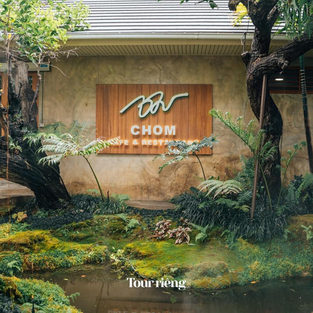 Tại đây, bạn không chỉ được trải nghiệm thiên nhiên mà còn được no bụng với thực đơn phong phú, đa dạng. Giá giao động khoảng 150bht (khoảng từ 100 nghìn đồng). Lượng khách của Chom lúc nào cũng dày đặc nên bạn nhớ gọi điện đặt lịch hẹn trước khi đến để tránh phải đợi lâu nhé. Một lưu ý là các quán bar ở đây đóng cửa khá sớm vào buổi tối, đồ uống sẽ không có sẵn nếu bạn đến muộn.