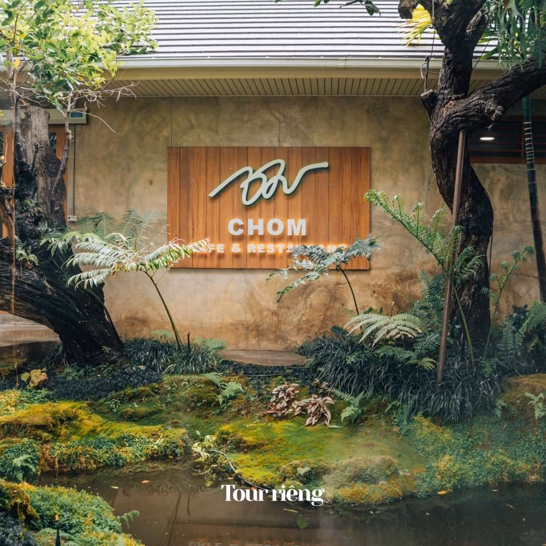Tại đây, bạn không chỉ được trải nghiệm thiên nhiên mà còn được no bụng với thực đơn phong phú, đa dạng. Giá giao động khoảng 150bht (khoảng từ 100 nghìn đồng). Lượng khách của Chom lúc nào cũng dày đặc nên bạn nhớ gọi điện đặt lịch hẹn trước khi đến để tránh phải đợi lâu nhé. Một lưu ý là các quán bar ở đây đóng cửa khá sớm vào buổi tối, đồ uống sẽ không có sẵn nếu bạn đến muộn.