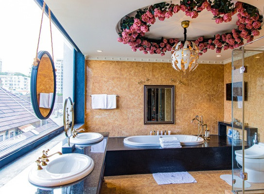 Zoom cận cảnh khu vực toilet và phòng tắm.