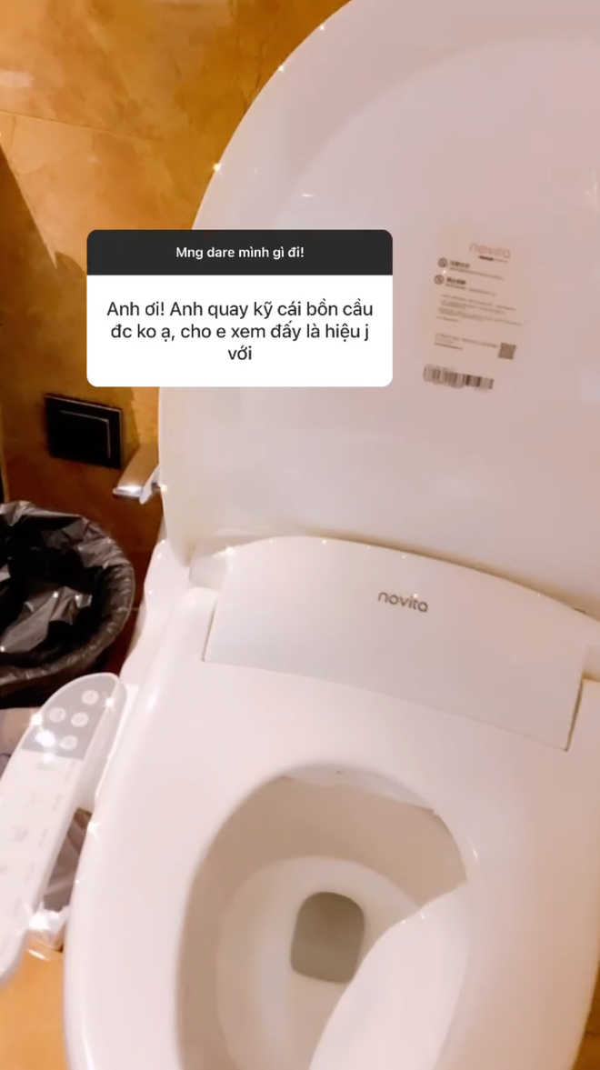 Có thể thấy không gian WC nhà Gia Kỳ cực lớn và thông thoáng với tone màu vàng chủ đạo, nhìn thôi đã thấy rất sang xịn.