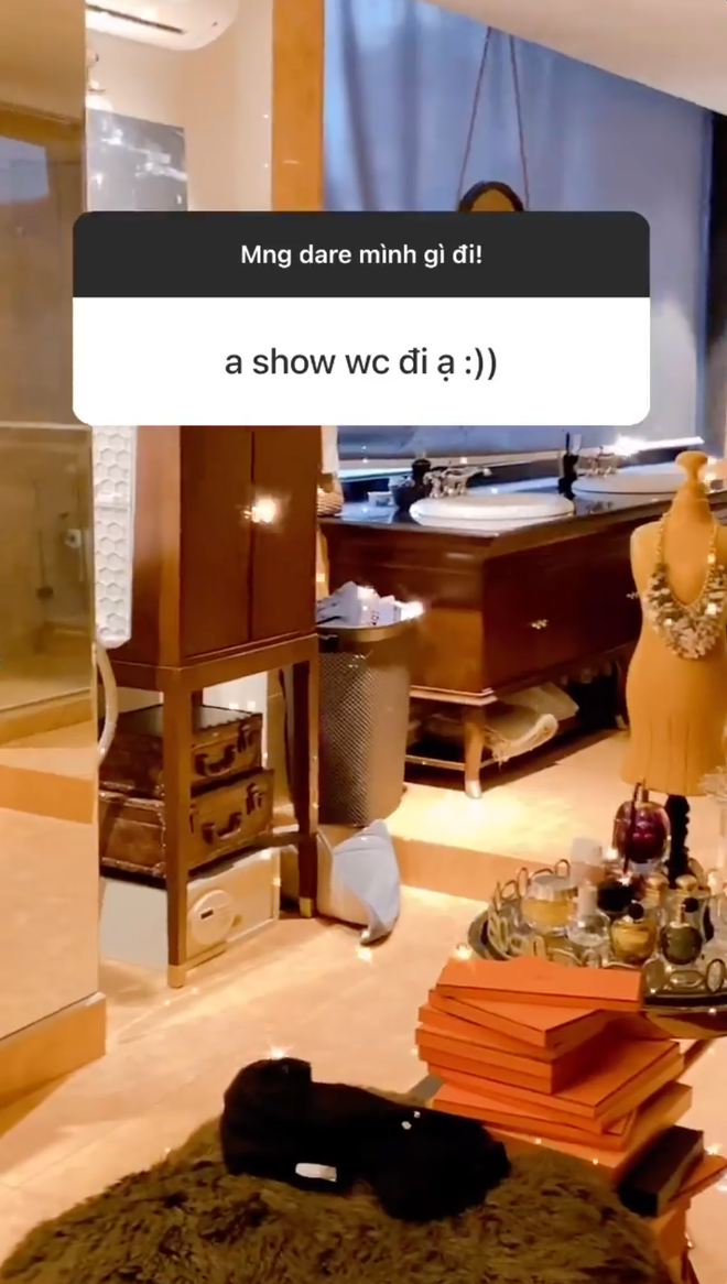 Trong story mới nhất trên trang cá nhân, sau khi được hỏi về chiếc nhà vệ sinh, rich kid Gen Z Gia Kỳ đã giải đáp thắc mắc WC nhà giàu trông như thế nào.