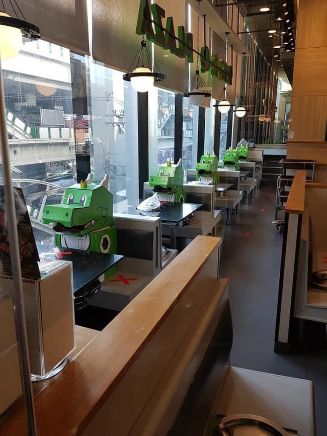 Với khuôn mặt tươi cười và miệng mở như đang nói chuyện mang lại một cảm giác thú vị và xua tan sự nhàm chán khi phải ngồi ăn một mình.