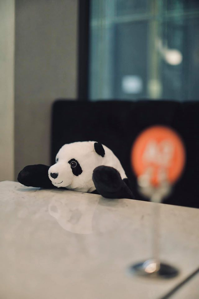 Ngoài ra, những con gấu bông được đặt trên ghế còn được đội thêm nón lá truyền thống của Việt Nam.