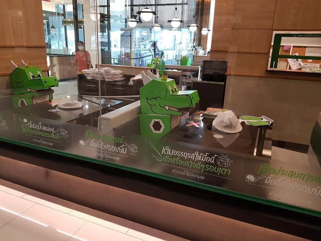 Cũng là một ý tưởng thú vị như trên, một nhà hàng tại Thái Lan chọn chú khủng long xanh làm người bạn ngồi cùng bàn với thực khách.