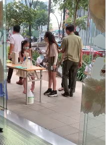 Đoạn clip khoảng 4 phút và rất nhiều lần bảo vệ toà nhà đã yêu cầu người phụ nữ với biệt danh "chị đại quận 4" tuân thủ 5K nhưng người phụ nữ này cự cãi.