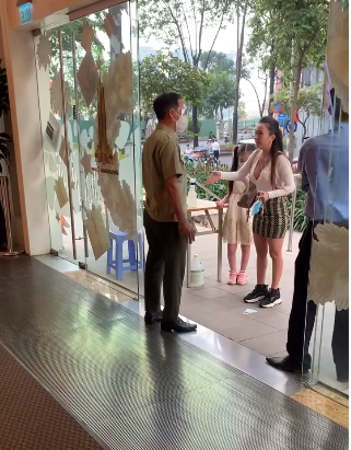 Sau thời gian đình đám trên MXH, tưởng chừng như "chị đại quận 4" đã "ngoan ngoãn" thực hiện đúng khẩu hiệu 5K. Nhưng mới đây, những hình ảnh được "team qua đường" ghi lại cho thấy, người phụ nữ này vẫn ngang ngược không đeo khẩu trang khi ra đường.