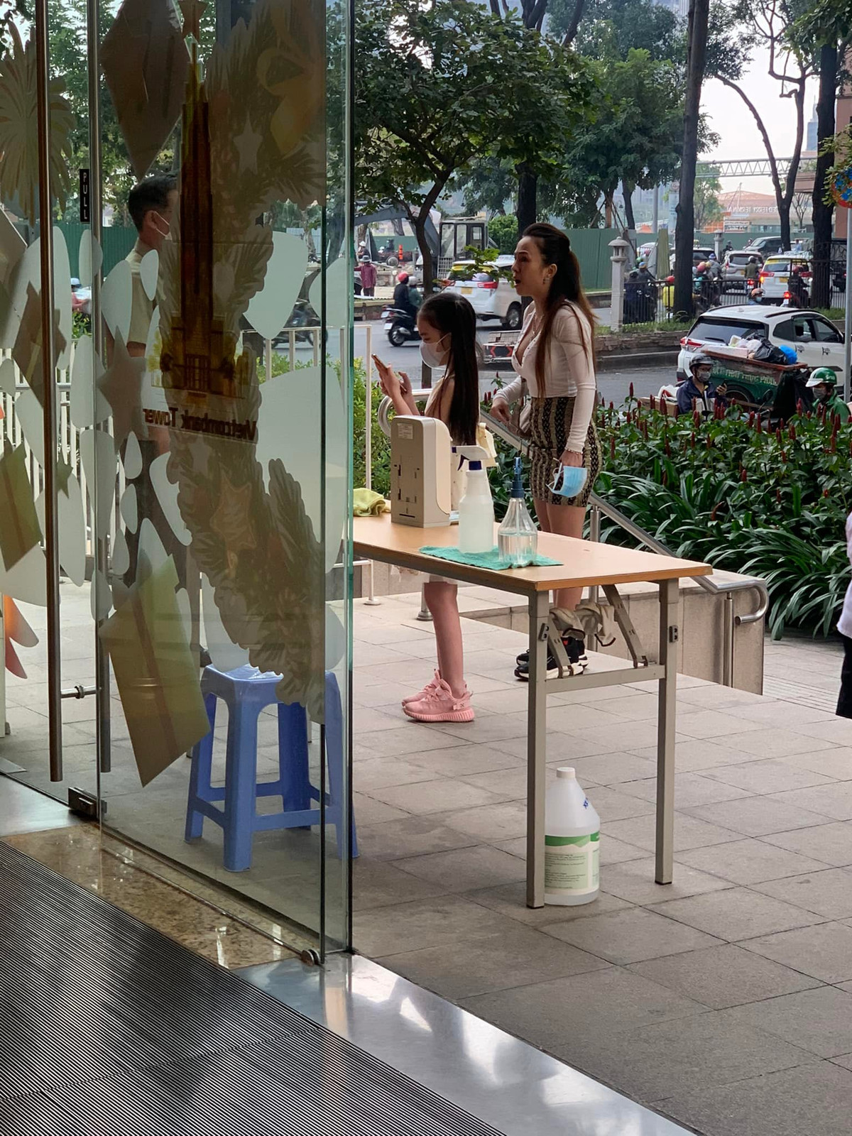 Chưa hết, khi bảo vệ nghiêm khắc không cho vào bên trong, người phụ nữ có tên N.T.N đã lớn tiếng để biện minh cho việc không chịu đeo khẩu trang của mình.