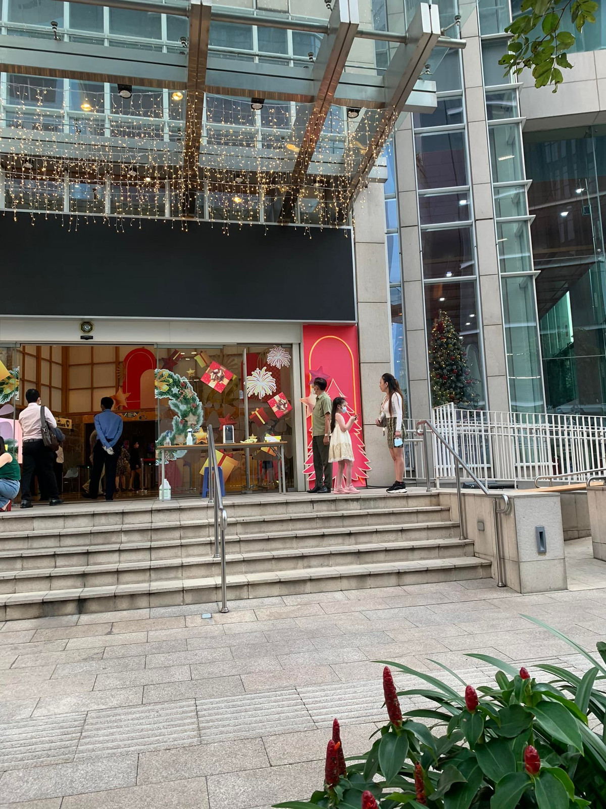 Nếu theo dõi kĩ có thể thấy trên tay của N.T.N có cầm khẩu trang nhưng nhất quyết không chịu đeo vào để đảm bảo công tác phòng chống dịch.