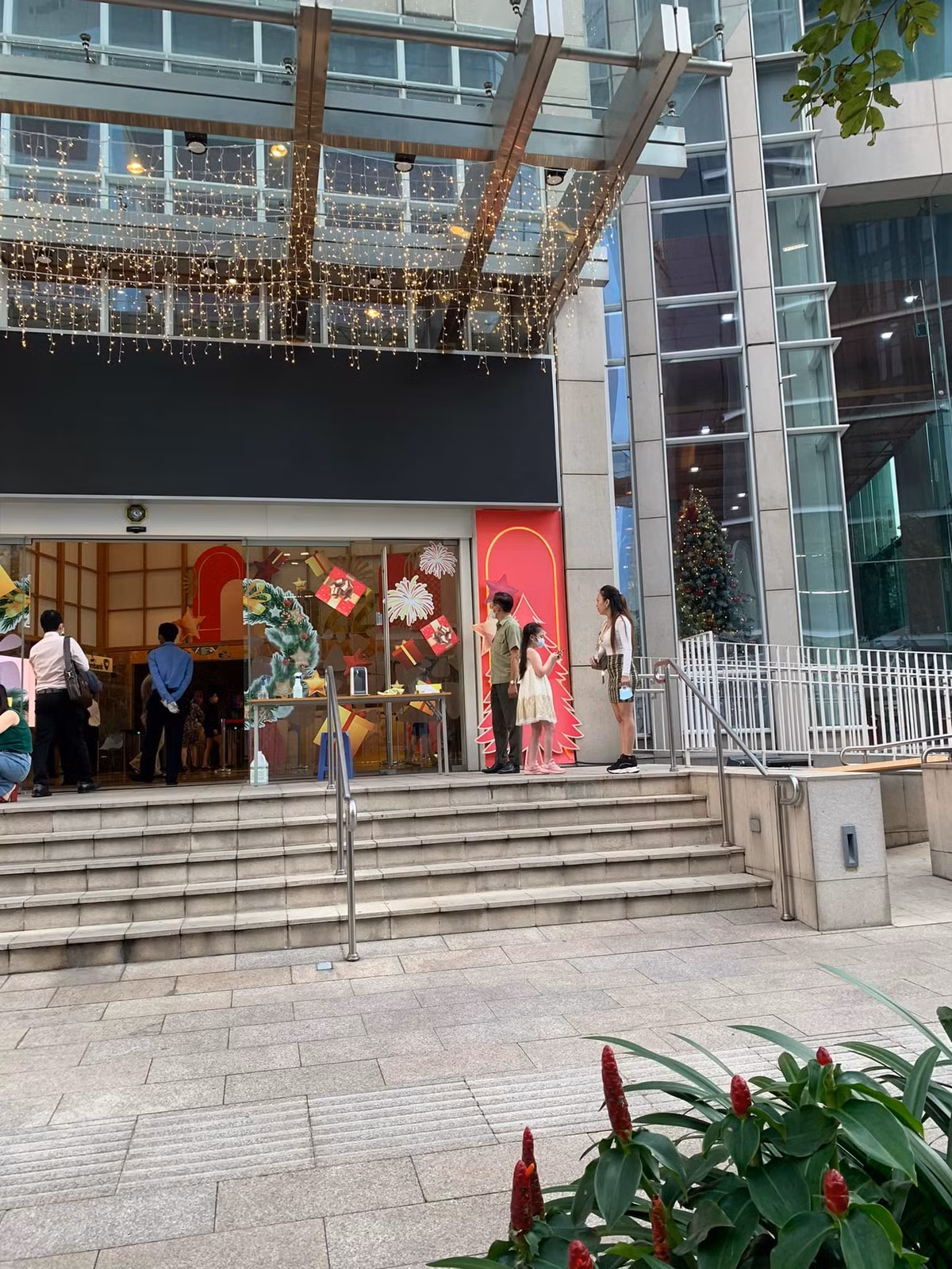 Nếu theo dõi kĩ có thể thấy trên tay của N.T.N có cầm khẩu trang nhưng nhất quyết không chịu đeo vào để đảm bảo công tác phòng chống dịch.