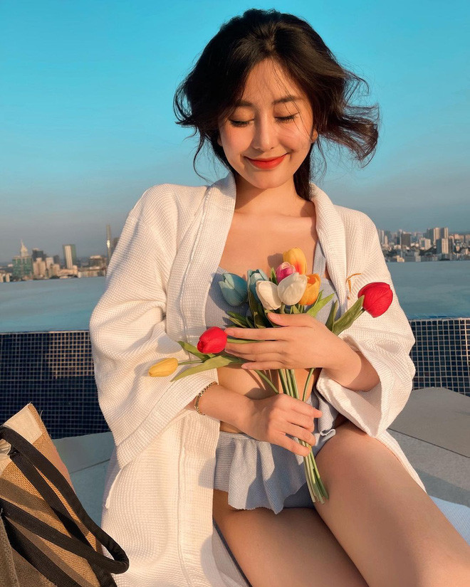 Dù chỉ diện bộ bikini rất đơn giản và cũng chẳng tạo dáng nào khó cả nhưng điều đó không thể ngăn được sự quyến rũ của hot girl Võ Ngọc Trân.