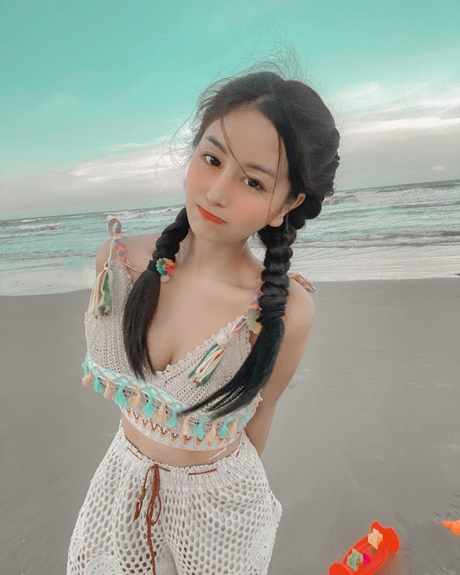 Cụ thể, một dân mạng đã hỏi xoáy Võ Ngọc Trân: "Đi đánh cầu hay đi chụp hình vậy chị?". Đứng trước lời cà khịa của netizen, hot girl Sài thành nhẹ nhàng đáp trả: "Cầu lông em ơi, sẵn tiện đi chụp mẫu đồ mới chị có bán nè! Kết hợp lại tốt mà".